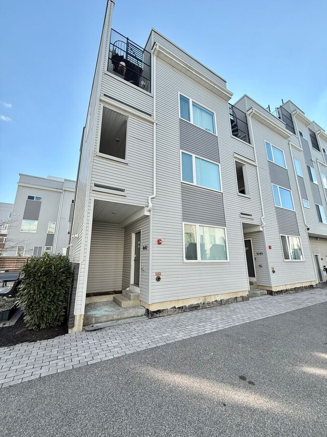 Building Photo - Spacious Bi-Level 2-Bedroom in N5 Flats