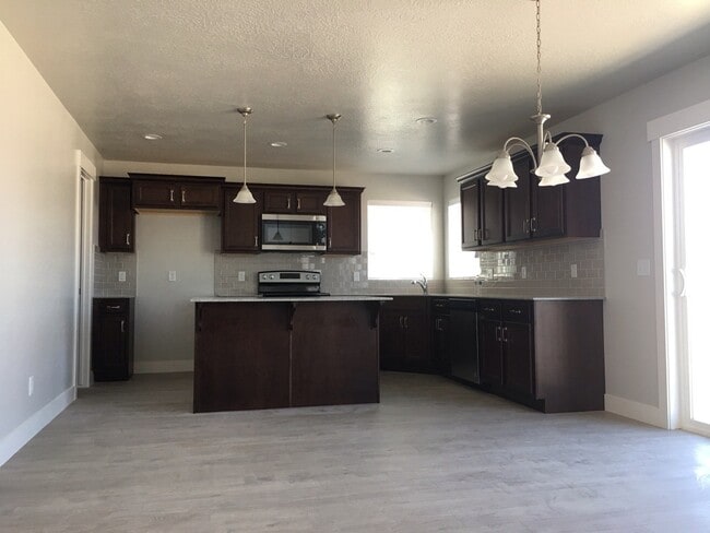 Building Photo - Beautiful Modern Home in Lehi w attached 2 car garage!