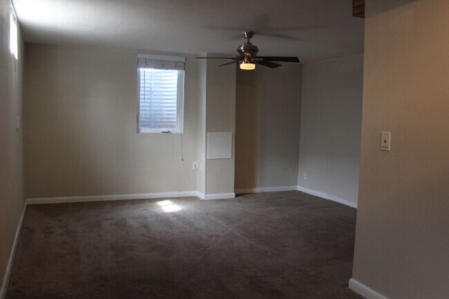 Building Photo - Stunning 3 bedroom/ 1 3/4 bath Ranch in Ha...