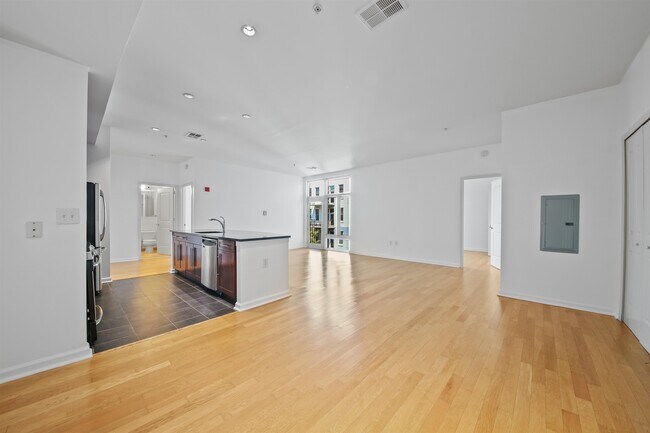 Building Photo - 1100 Adams St