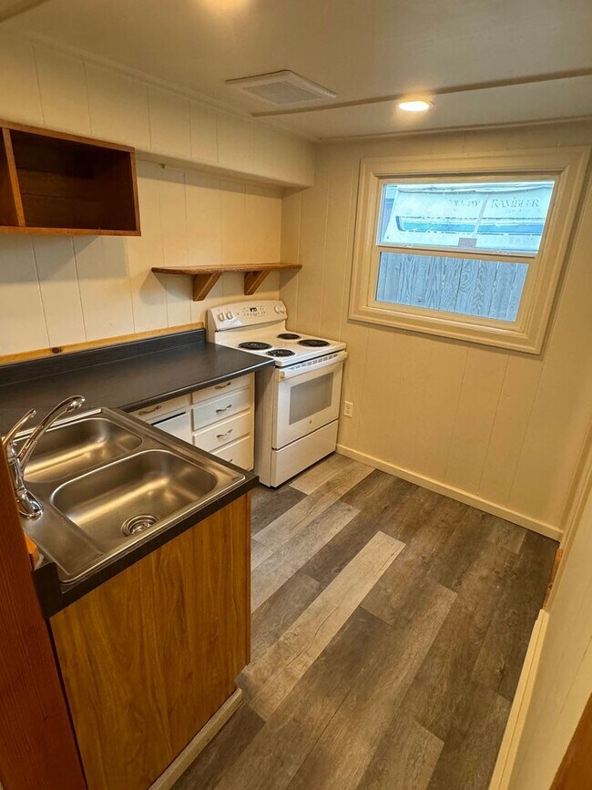Building Photo - 2 Bedroom Apartment in Camellia Park