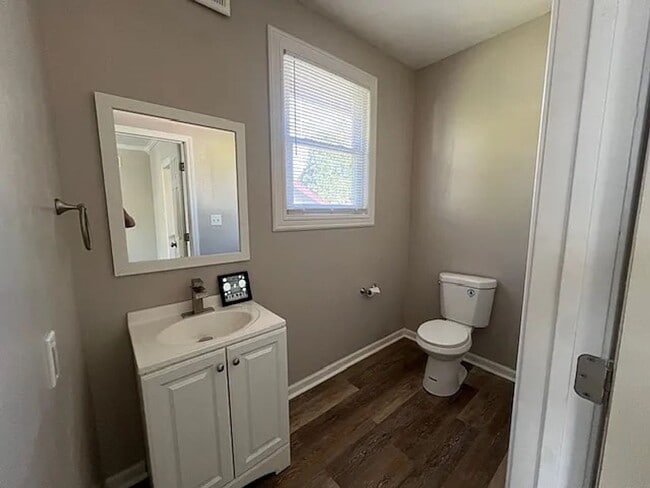 Building Photo - 2 Bedroom 1.5 Bath for rent in College Hill!