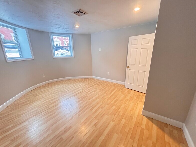 Building Photo - 10 Strathmore Rd