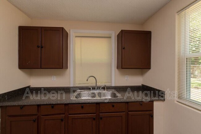 Building Photo - 2202 Roosevelt Dr