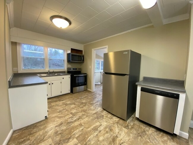 Building Photo - 2 Bedroom, 1 bath home with conditioned ba...