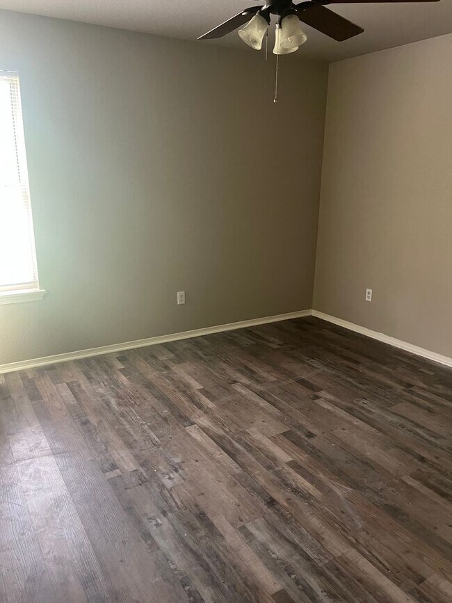 Building Photo - TG-4014 N. 54'TH