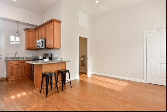 Building Photo - 675 Hamline St