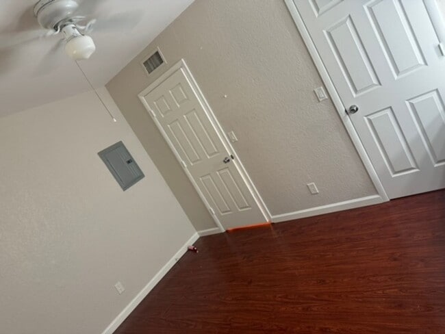 Building Photo - 2 bedroom 2 bath condo located in a gated community
