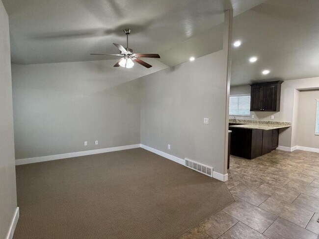 Building Photo - 2103 925 W