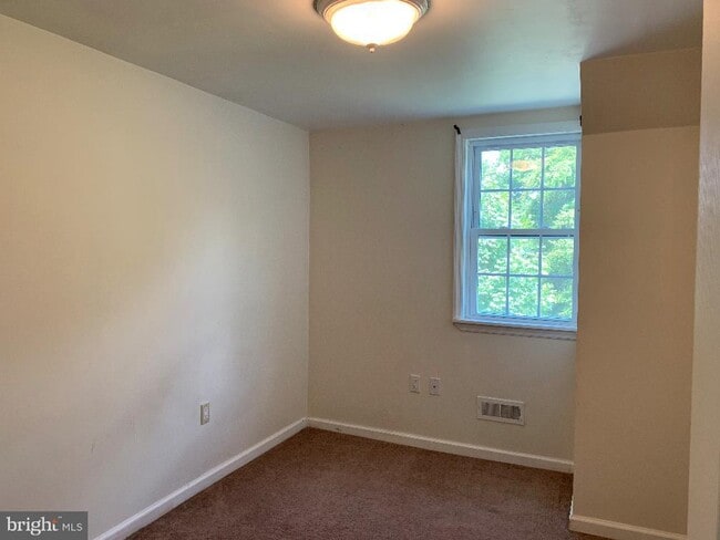 Building Photo - 6 Williams St