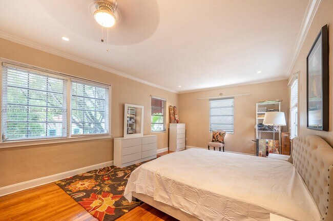 Building Photo - 423 Alcazar Ave