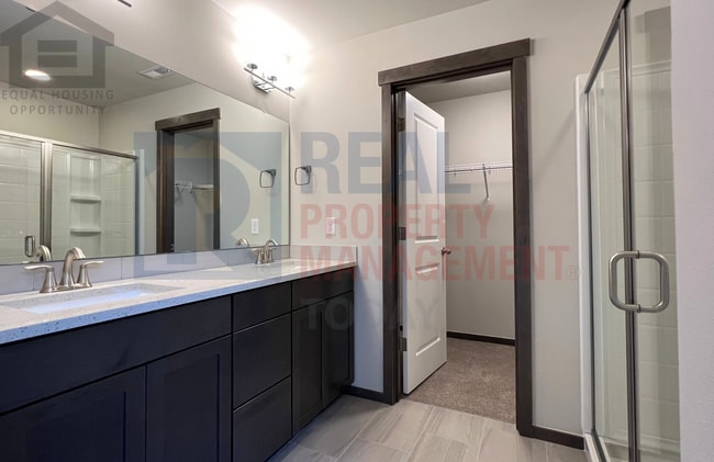 Building Photo - Stunning 5 Bedroom! Great Location!