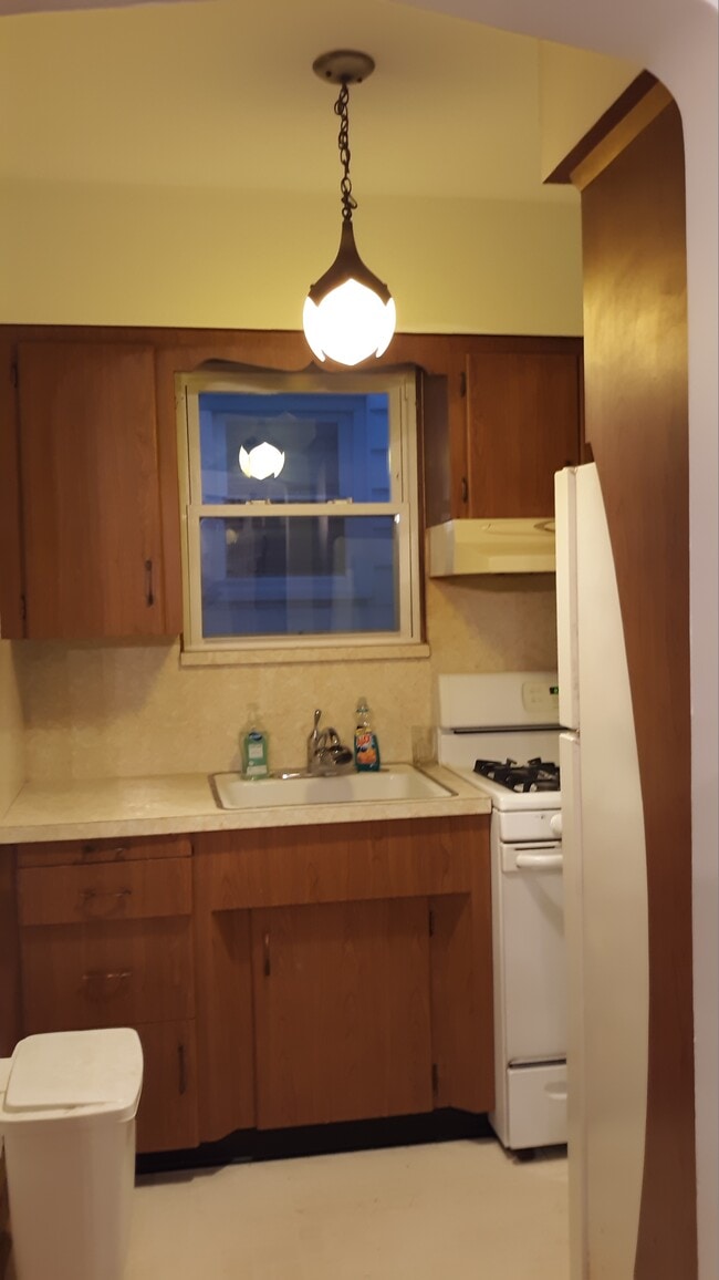 kitchen - 70 Stein Ave