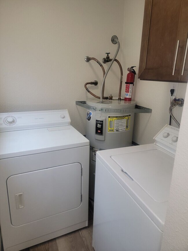 Building Photo - University Place Ground Floor Apartment Home, Newly refurbished "Somerset Place"  2 Bedroom, 1 1/...