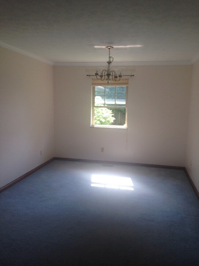 Building Photo - Immaculate three bedroom home in Ashland.