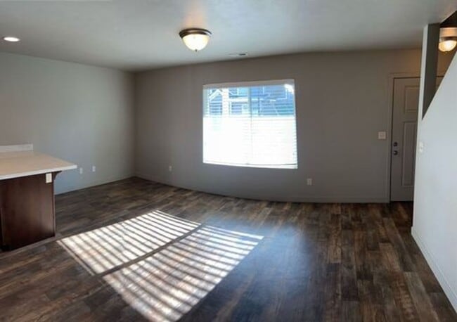 Building Photo - Charming 2 Story Townhome w/ 2 Attached Car Garage