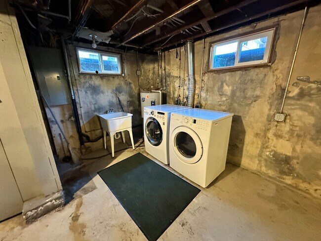 Building Photo - Stunning 3 Bedroom with Fully Fenced Yard ...