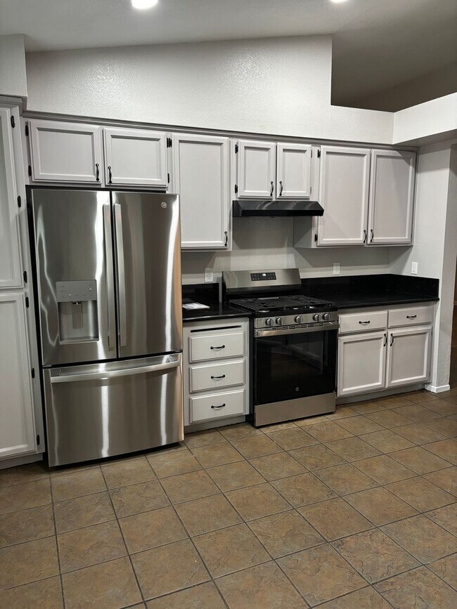 Building Photo - 3 B/D 2 BA HOME WITH AN OFFICE IN YUBA CITY AVAILABLE NOW!