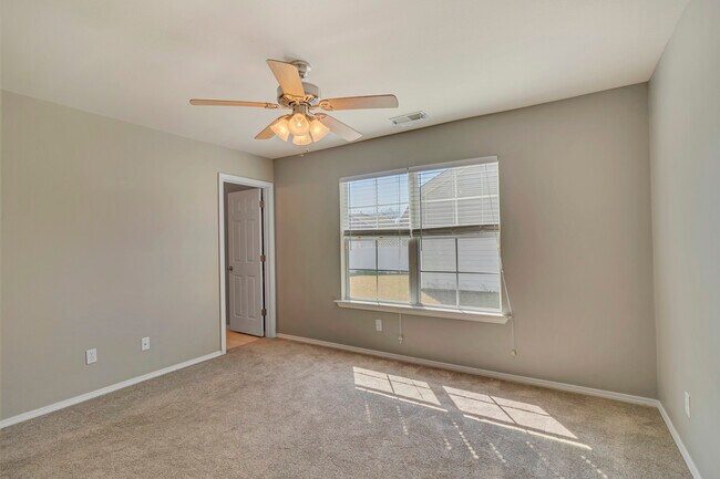 Building Photo - 19 Bushwood Dr