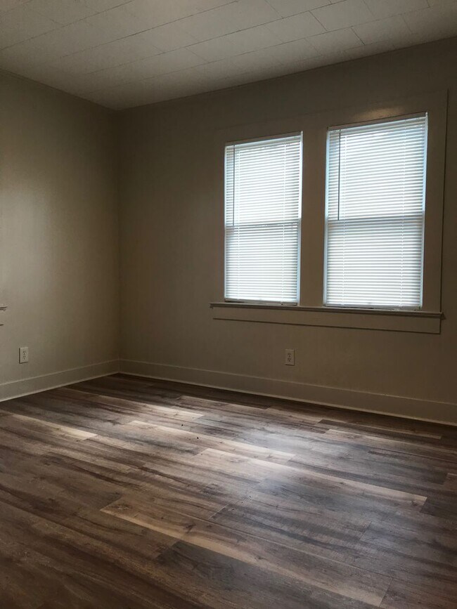 Building Photo - 2 bedroom 1 bath home for lease