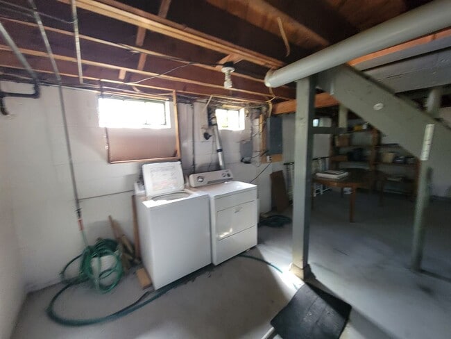 Building Photo - 2 Bedroom House