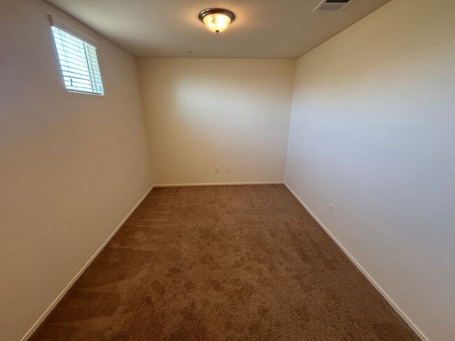 Building Photo - GUARD GATED 3 BED 2.5 BATH 2 CAR GARAGE TO...