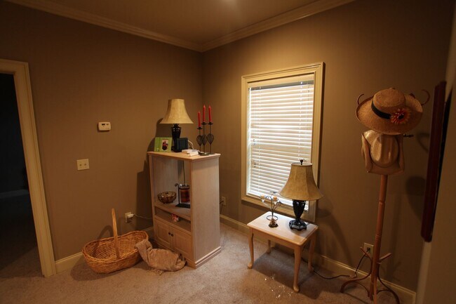 Building Photo - 3 Bed/3.5 Bath Runningvine Townhome Available in August!