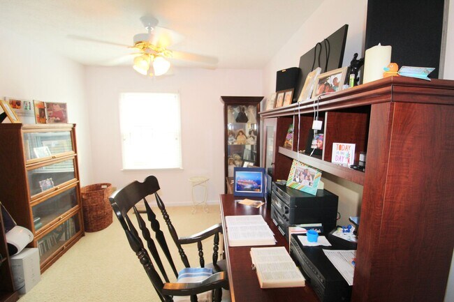 Building Photo - Charming 3-Bedroom Townhome for Rent with ...