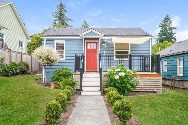 Building Photo - Inviting 3bed Seattle Home with Garage, Yard, and Parking!