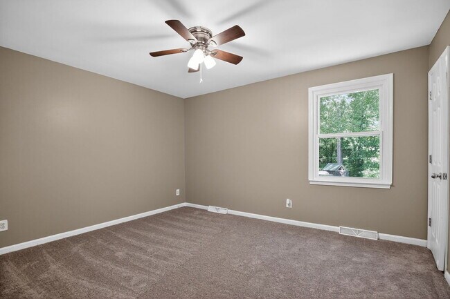 Building Photo - 46483 Rosewood Dr