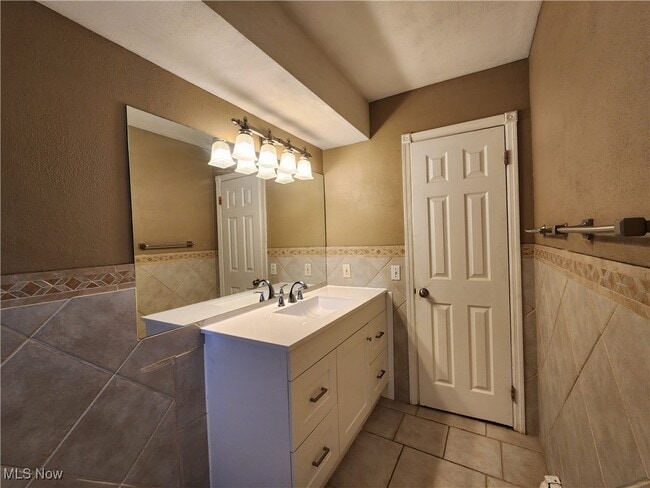 Building Photo - 3032 Englewood Dr