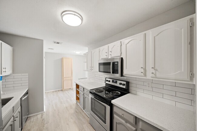 Building Photo - 6811 Blue Ridge Dr