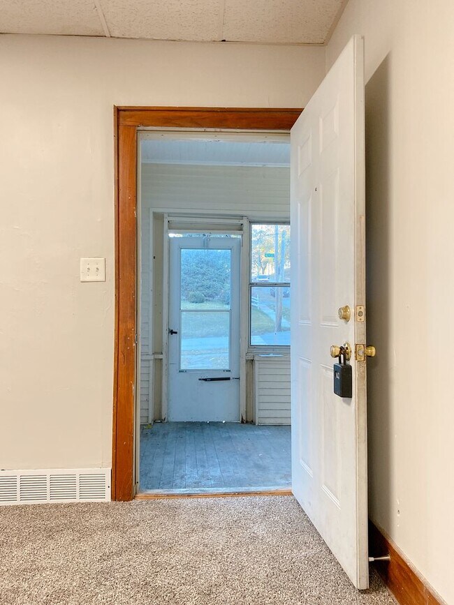 Building Photo - Move-in special. 3 bed 1 bath with a detached garage and large driveway $1250