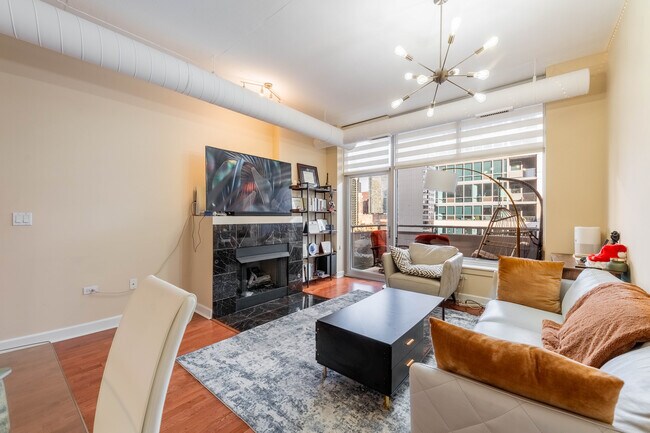 Primary Photo - 1305 S Michigan Ave