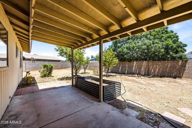 Building Photo - 2216 W Straford Dr