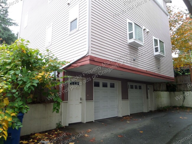 Building Photo - Great UPDATED Townhome in Super Convenient...