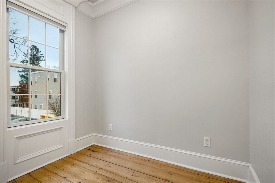 Building Photo - 703 E 4th St