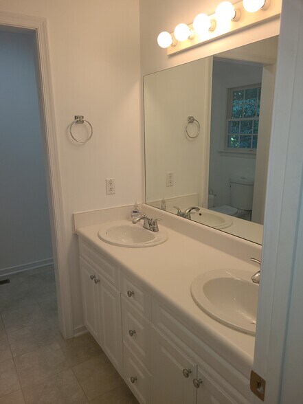 Building Photo - 111 Oyster Cove Lndg