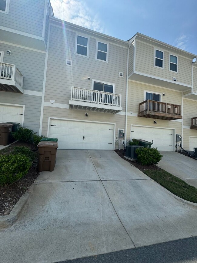 Building Photo - Spacious 4 Bed | 3 Bath Townhome in Cary w...