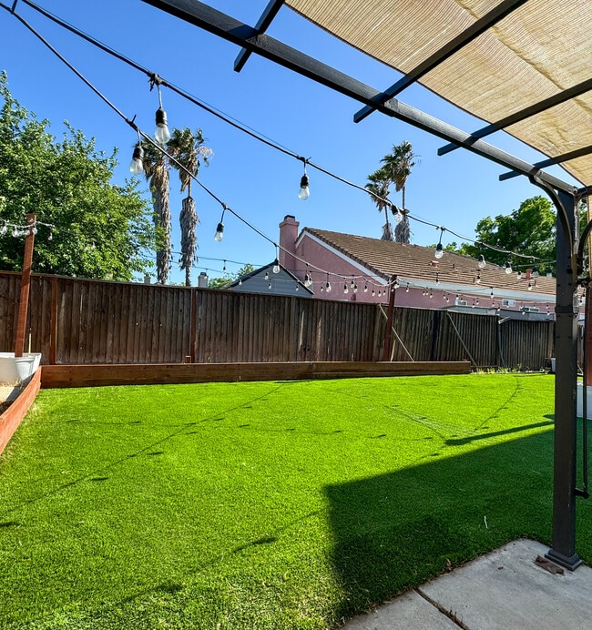 Building Photo - 880 Arches Ct