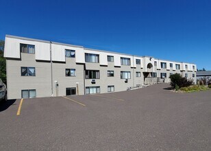 Building Photo - Fully Renovated Unit with a Spectacular View and Walk Out Deck!! Ground Level One Bedroom Apartme...