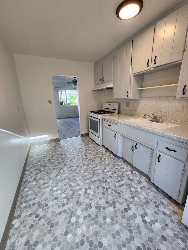 Building Photo - $1000 REBATE!! Delightful La Mesa 2BR/1BA in Small Complex