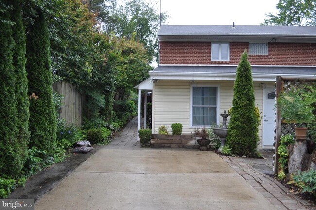 Building Photo - 6000 Greentree Rd