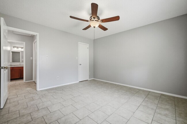 Building Photo - 8160 Stonebrook Dr