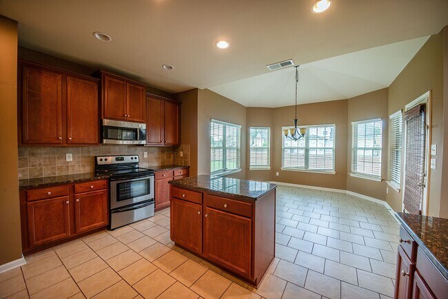 Building Photo - Beautiful home available today!