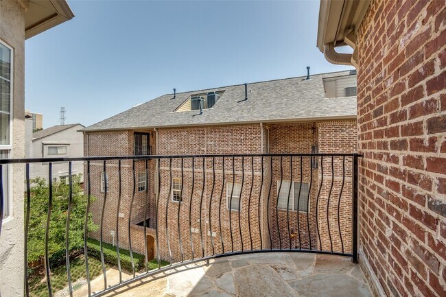 Building Photo - 3967 Travis St