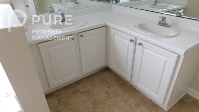 Building Photo - 206 Park Village Cir