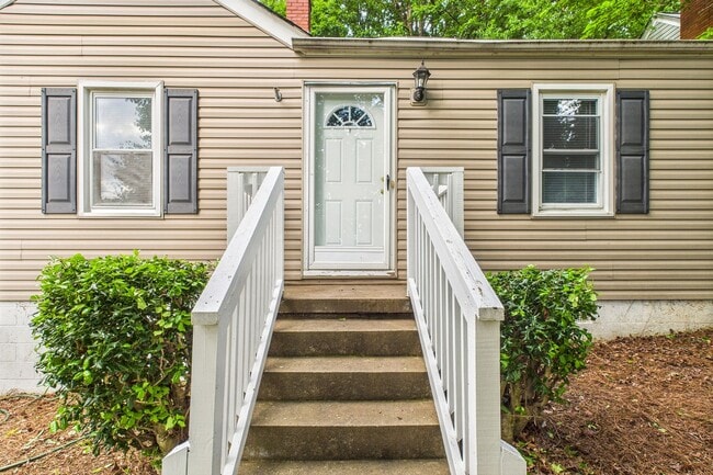 Building Photo - Adorable Home, Harwood Floors and Convenie...