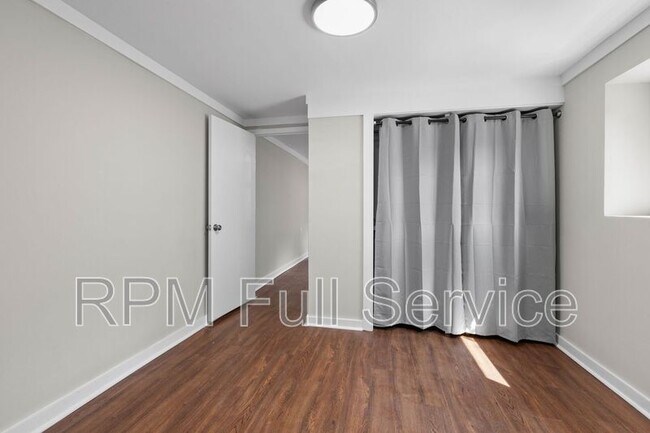 Building Photo - 325 54th Ave N