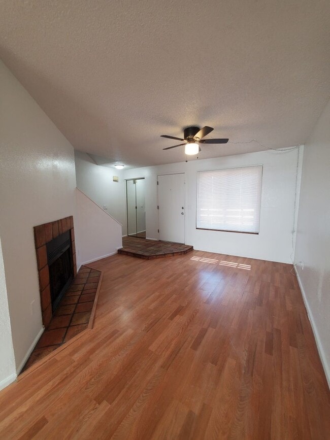 Building Photo - Townhome - newly remodeled kitchen - priva...